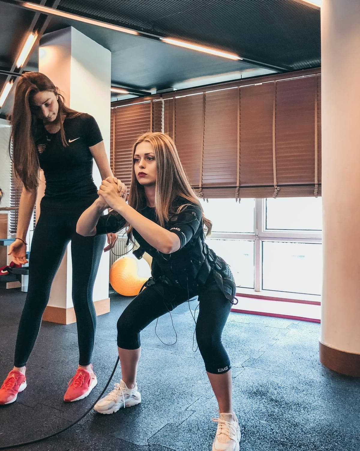 Mulher com roupa esportiva usando equipamento de treino corporal