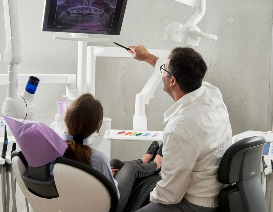 Modelos de arcadas e próteses dentárias organizados em estojos pretos