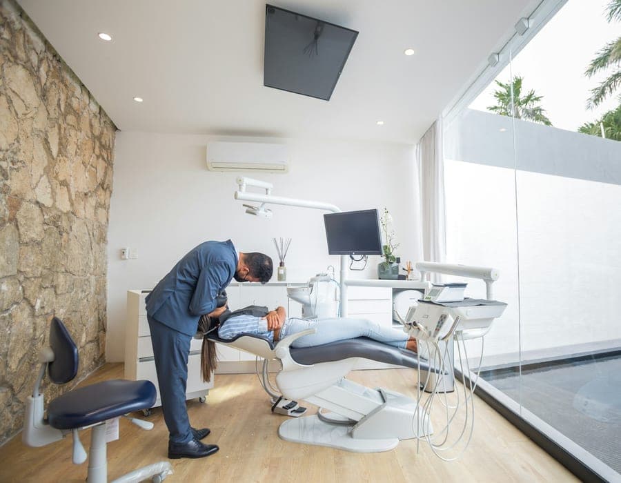 Sorriso em detalhe com aparelho ortodôntico metálico