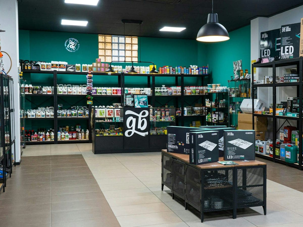 Consultório veterinário com mesa de exame e armários brancos