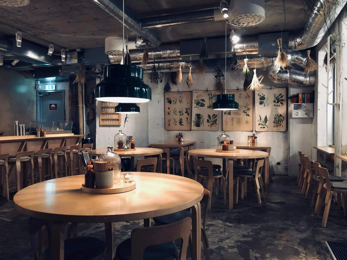 Mesas vazias organizadas em um salão de restaurante