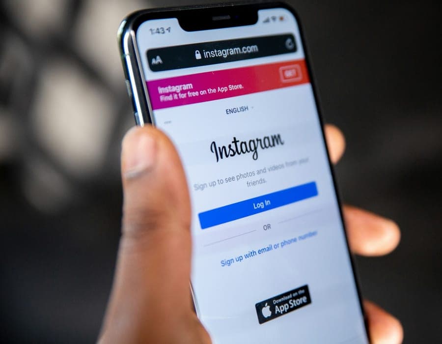 Celular mostrando o perfil de um comércio no Instagram