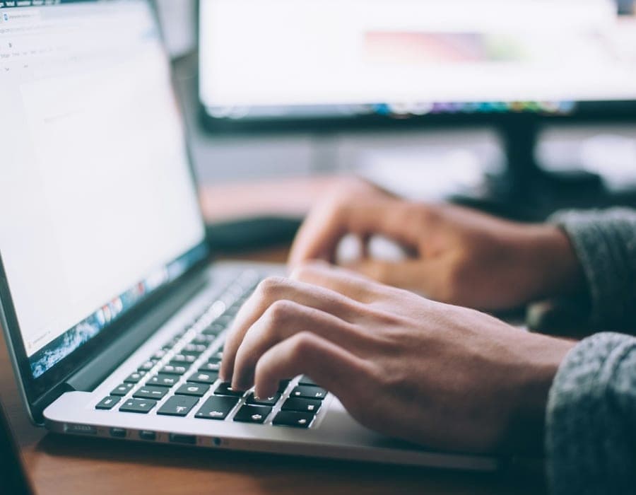 Tela de computador com um site sendo montado