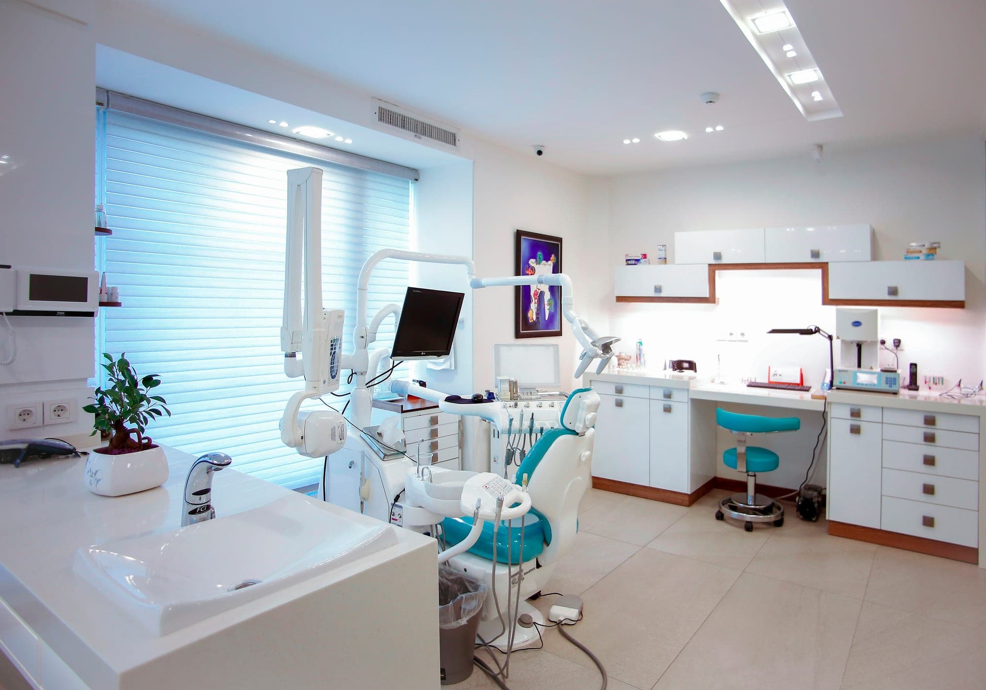 Consultório odontológico moderno com cadeira, refletor e equipamentos clínicos