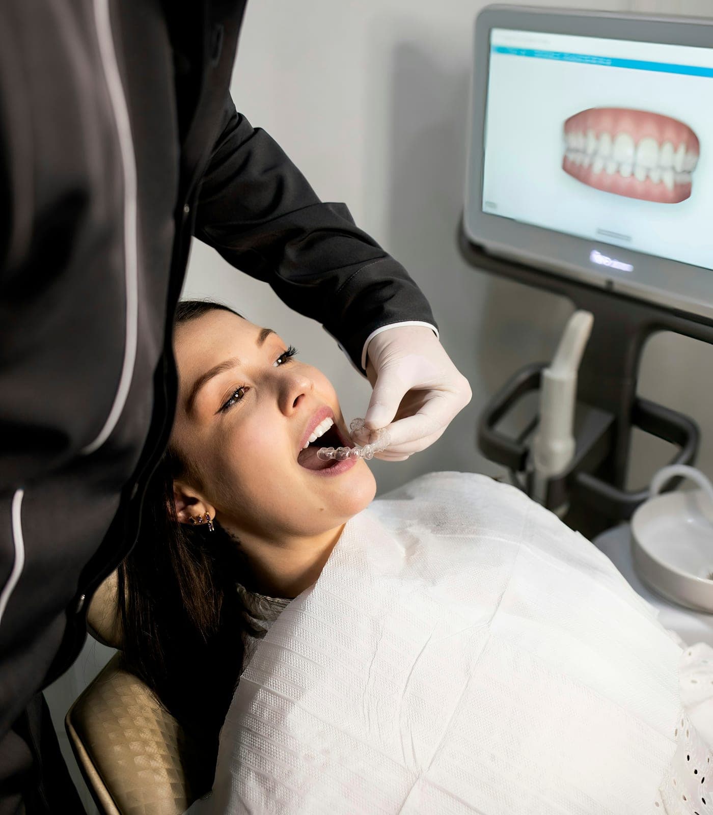 Dentista examinando um paciente com um scanner odontológico manual